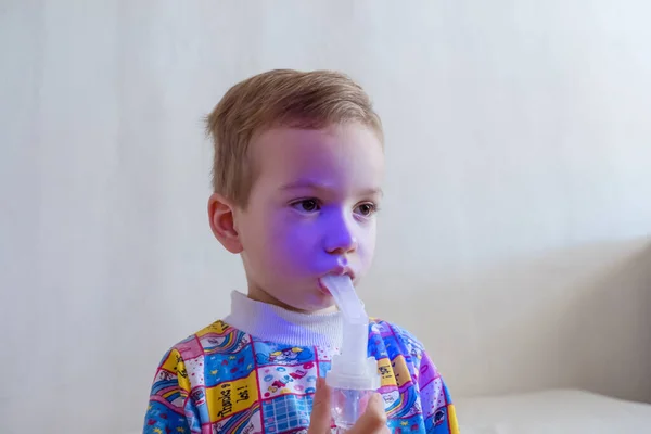 Inhalación Terapéutica Niño Pequeño Usando Nebulizador — Foto de Stock
