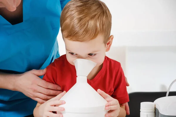 Vit Liten Pojke Som Inhalerar Med Nebulisator Sjukhuset Barn Astma — Stockfoto