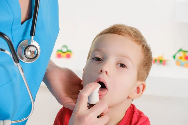 Begreppet Sjukdom Andningsorganen Ledsamt Barn Med Inhalator Nära Håll — Stockfoto