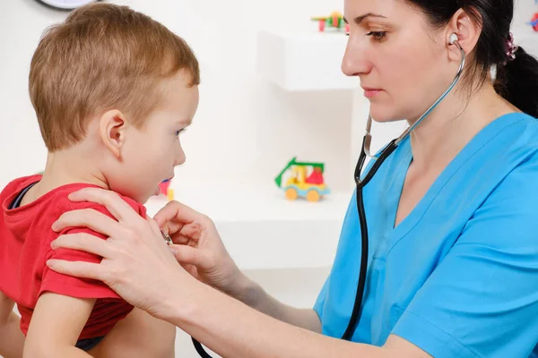 Kobieta Lekarz Pomocą Stetoskopu Badania Małego Słodkiego Chłopca — Zdjęcie stockowe