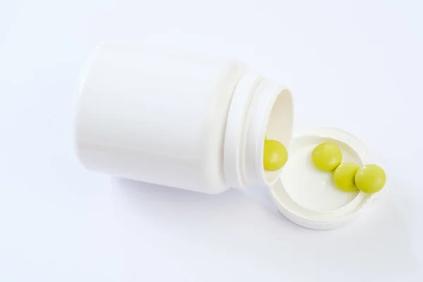 Plastik Şişenin Yanında Bir Sürü Ilaç Duruyor Haplar Şişeler Beyazdır — Stok fotoğraf