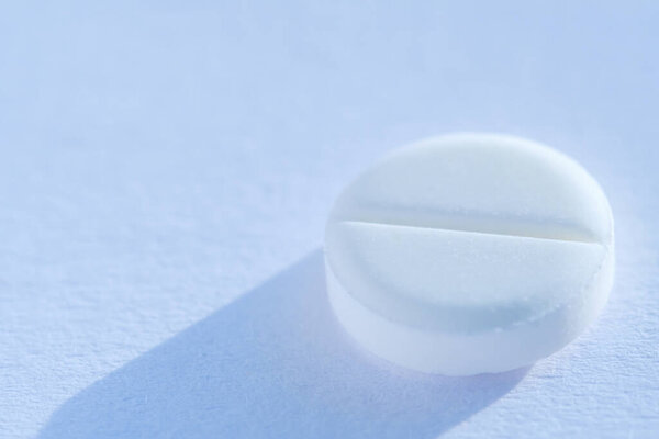 Таблетки таблетки Лежат изолированы на белом фоне экстремального крупным планом макрос
.