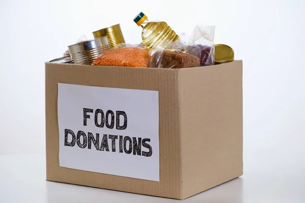 Comida Una Caja Cartón Donación Aislada Sobre Fondo Blanco —  Fotos de Stock