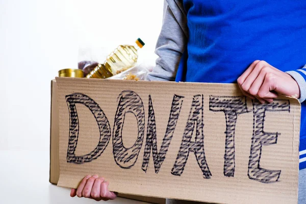 Pobre Hombre Sin Hogar Sosteniendo Cartón Con Comida Palabra Donar — Foto de Stock