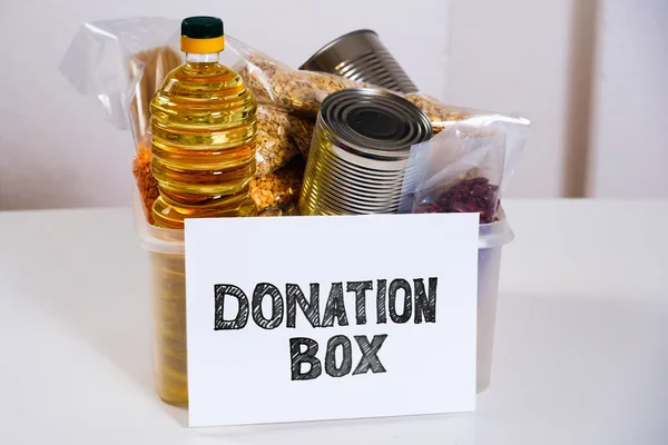 Comida Una Caja Plástico Donación Aislada Sobre Fondo Blanco — Foto de Stock