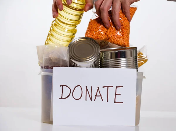 Comida Una Caja Cartón Donación Aislada Sobre Fondo Blanco Voluntaria —  Fotos de Stock