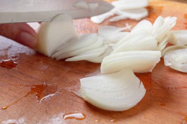 Gemide soğan doğranırken bıçakla taze yemek, diyet.