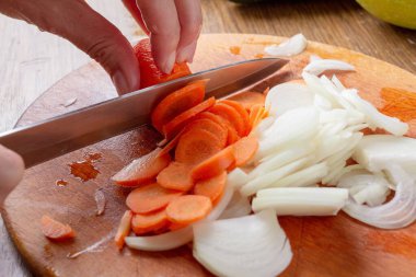 Havucu bıçakla doğramak. Taze yiyecek, sağlıklı..