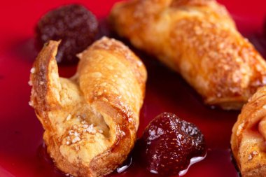 Tatlı bisküvi. Çilekli kurabiye, tatlı..