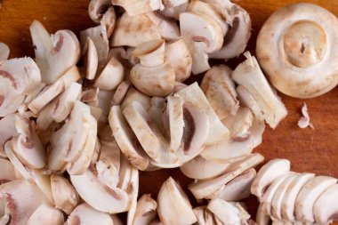 Yemek bıçağı sağlıklı mantar vejetaryen ve taze malzeme, doğal..