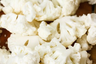 Karnabahar sebzeleri doğradı tahtaları pişirdi..