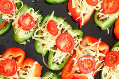 Peynirli kavrulmuş biber ve kızarmış çan arka planı..