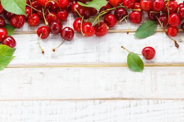 Meyve arka planında, kiraz ağacında. Yukarıdan kopyalama alanı ile görüntüle