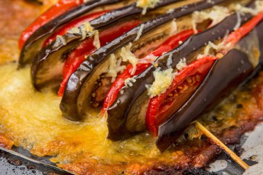 Peynir, domates ve dolma biberle doldurulmuş kabaklar.