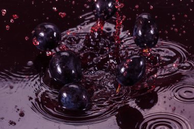 Güzel su ve taze meyve sıçratır. Damlalı temiz üzüm.