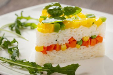 Vejetaryen yemeği, sebzeli pirinç salatası, sağlıklı beslenme.