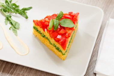 Vejetaryen yemeği, sebzeli pirinç salatası, sağlıklı beslenme.