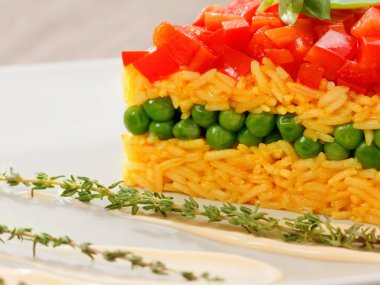 Vejetaryen yemeği, sebzeli pirinç salatası, sağlıklı beslenme.