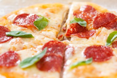 Taze İtalyan klasik orjinal pepperoni pizza makrosu yakın plan