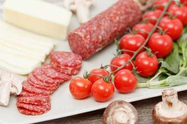 Pizza malzemelerini masaya yakın koyun.