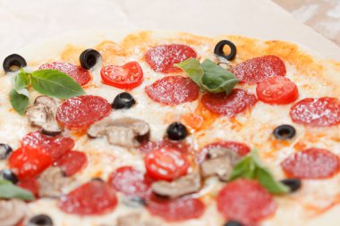 Makro manzaralı mozzarella, salam, mantar ve domates soslu taze pizza.