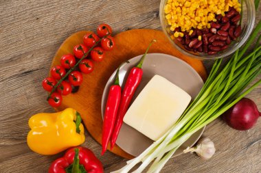 Burrito 'nun içeriği tavuk eti, mısır, domates ve biberi ahşap zemine sarar. Üst görünüm