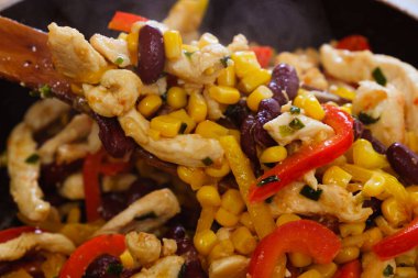 Kızarmış sebzeli tava ve dürümler için tavuk. Akşam yemeği için yakın plan burrito yemeği..