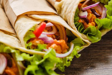 Meksika dürümü, tavuk, sebze, biber ve fasulye. Burrithos takos yemeği. Yakın çekim.