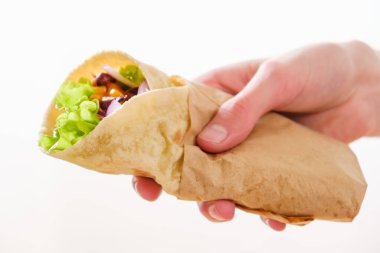 Meksika dürümü, tavuk, sebze, biber ve fasulye. Burrithos elinde yemek tutuyor. Beyaz arka planda sokak yemekleri