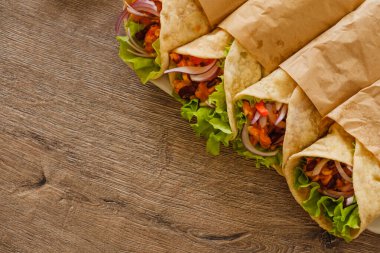 Meksika dürümü, tavuk, sebze, biber ve fasulye. Burrithos yemek yiyor.