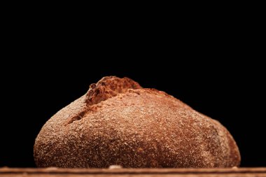 Masanın üzerinde taze kokulu ekmek var. Gıda konsepti Buğday çöreği