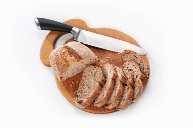 Beyaz zemin üzerinde izole taze ekmek, üst görünüm