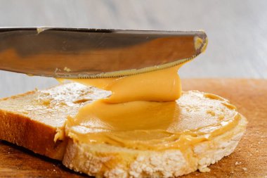 Fıstık ezmeli sandviç ve fıstık ezmeli makro. Mutfak bıçağı..