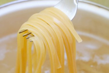 Tavada spagetti kaynayan suda pişiyor, makarna pişiriyor, şehriye pişiriyor.