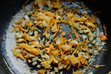 Tava soğan ve havuç sebzeli kızartma, lezzetli..