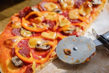 Özel bıçakla dilimlenmiş pepperonili pizza..