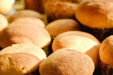 Fırında hamur, kuru üzüm, çörekler, paskalya pastası. Kapatın.