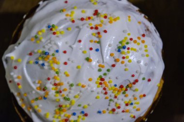 Fırında hamur, kuru üzüm, çörekler, paskalya pastası. Kapatın.