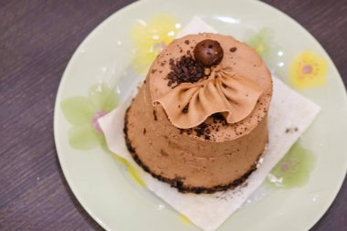 Tabağında krema olan lezzetli çikolatalı pasta.