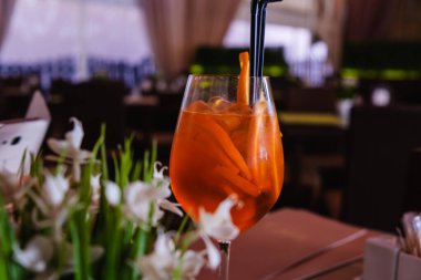 Lokantanın iç kısmında, masasında ve sandalyelerinde kokteyl bardağı var.