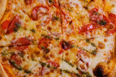 Arka planda pizza biberi rustik sos zeytinyağı mozzarella, mutfak.