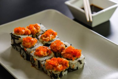 Suşi beyaz arka planda. Restoranda suşi Japon yemeği. yemek menüsü.