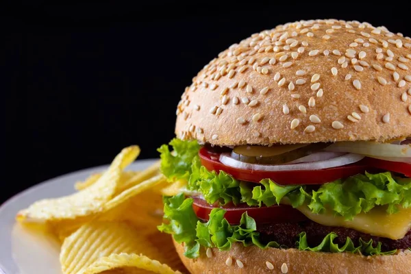 Hamburguesa Sobre Fondo Negro Hamburguesa Sandwich Con Carne Res Queso —  Fotos de Stock