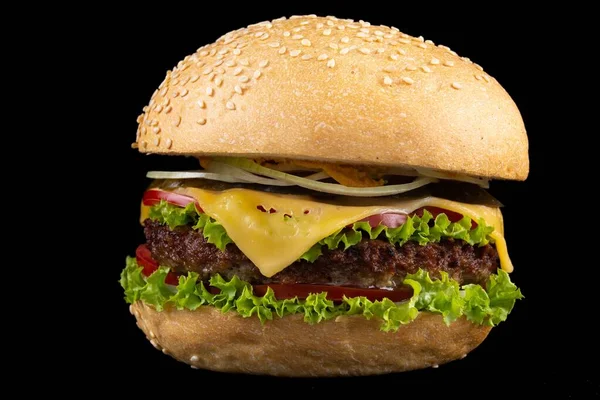 Burger Mot Svart Bakgrund Och Smörgås Hamburgare Med Nötkött Och — Stockfoto