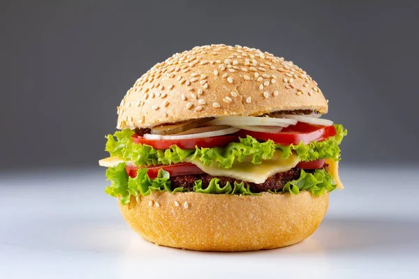 Burger Białym Tle Kanapka Hamburgerem Wołowiną Serem Izolowany Amerykanin — Zdjęcie stockowe