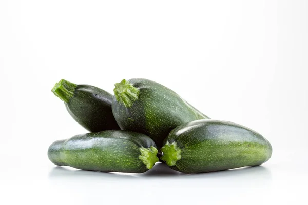 Zucchini Muda Dengan Latar Belakang Putih Foto Studio — Stok Foto