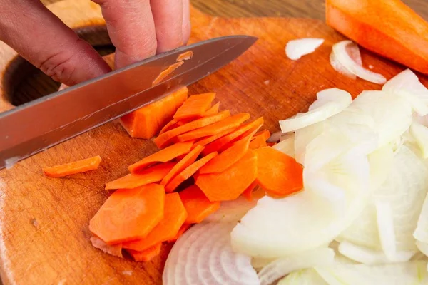 Corte Zanahoria Cebolla Bordo Con Cuchillo Alimentos Frescos Cocina —  Fotos de Stock