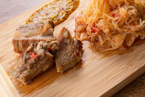 キャベツポークディナーフードは肉リブ レストランを飼育 — ストック写真