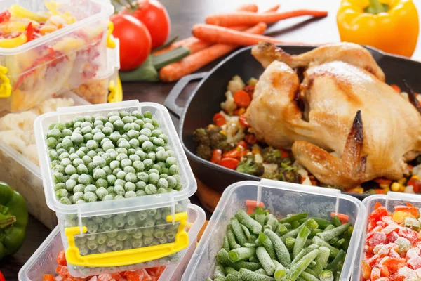 Organiczne Mrożone Warzywa Plastikowych Pojemnikach Pieczony Kurczak Patelni Zdrowa Żywność — Zdjęcie stockowe