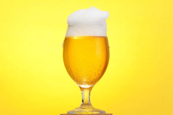 Cerveza Fría Dorada Vidrio Taza Espuma Alcohol Amarillo Cerveza Fría —  Fotos de Stock